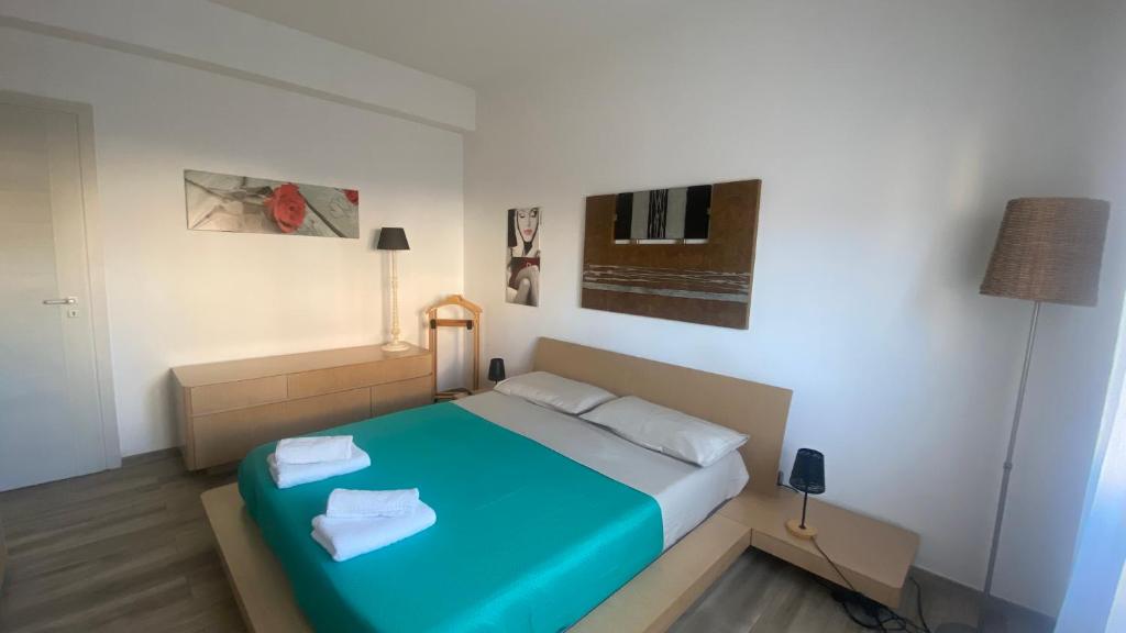 una camera con letto blu di Rosdani a Palermo