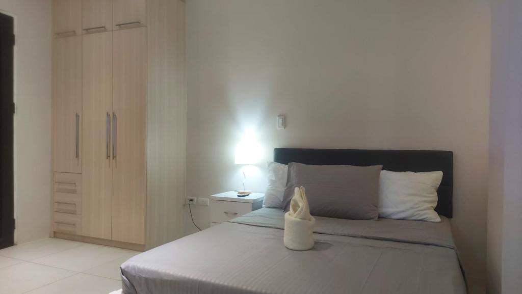 Postel nebo postele na pokoji v ubytování Studio type staycation Matina Enclaves condo fully furnished