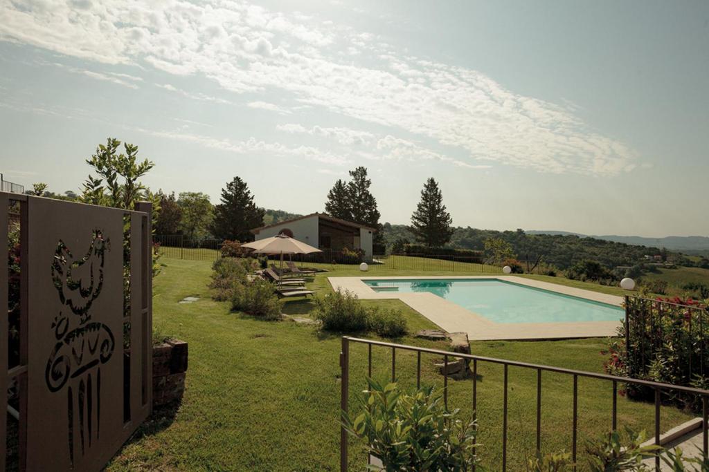 a swimming pool in a yard with a fence at Agriturismo Bio Aia Della Colonna in Saturnia