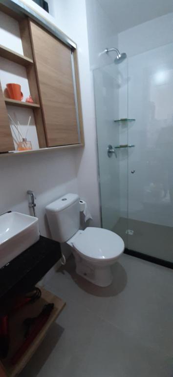 y baño con aseo, lavabo y ducha. en Flat La Ursa da Praia, en Porto de Galinhas