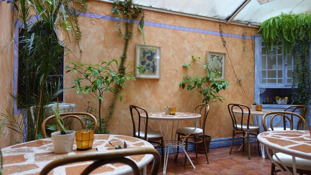 un patio con mesas, sillas y plantas en Camino Condal, en Oña