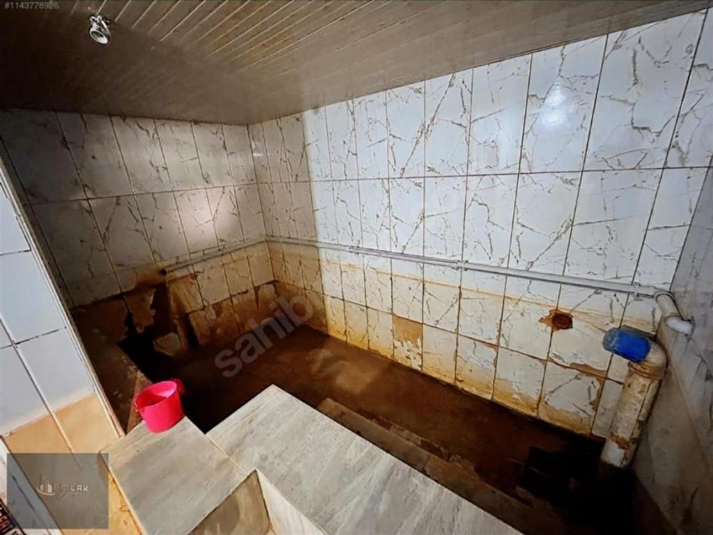 an aerial view of a dirty room with a tiled wall at Sıcak Cermik Termal Havuzlu Family Villa 1 in Sivas