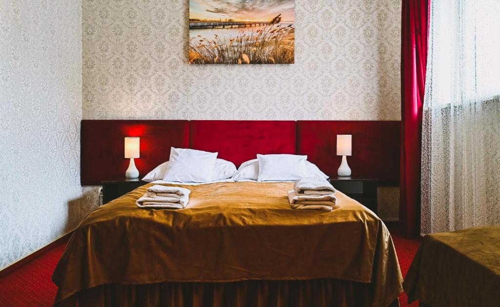 sypialnia z łóżkiem z dwoma ręcznikami w obiekcie Rezydencja Królewska w mieście Sandomierz