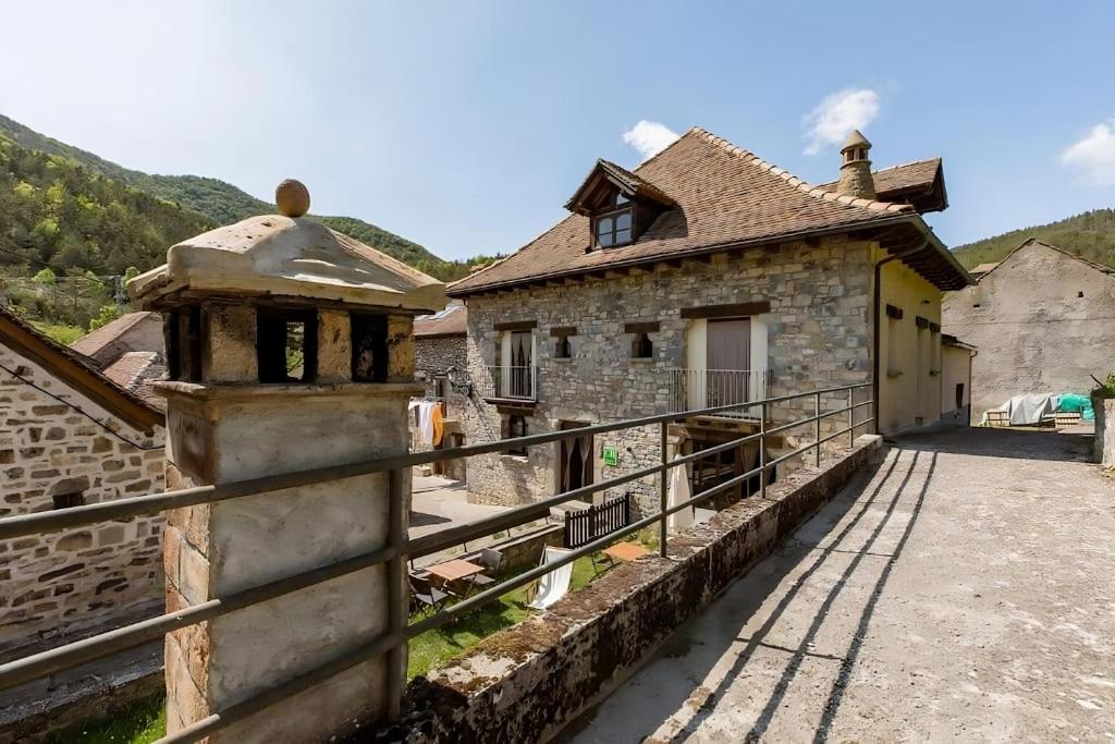 een oud gebouw met een hek ernaast bij Casa Tadeguaz in Fago