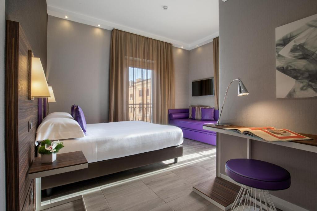 um quarto de hotel com uma cama e uma secretária em The Republic em Roma