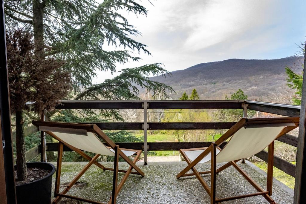 ein paar Stühle auf einer Veranda mit Aussicht in der Unterkunft Villa Xenia Kosmaj in Koraćica