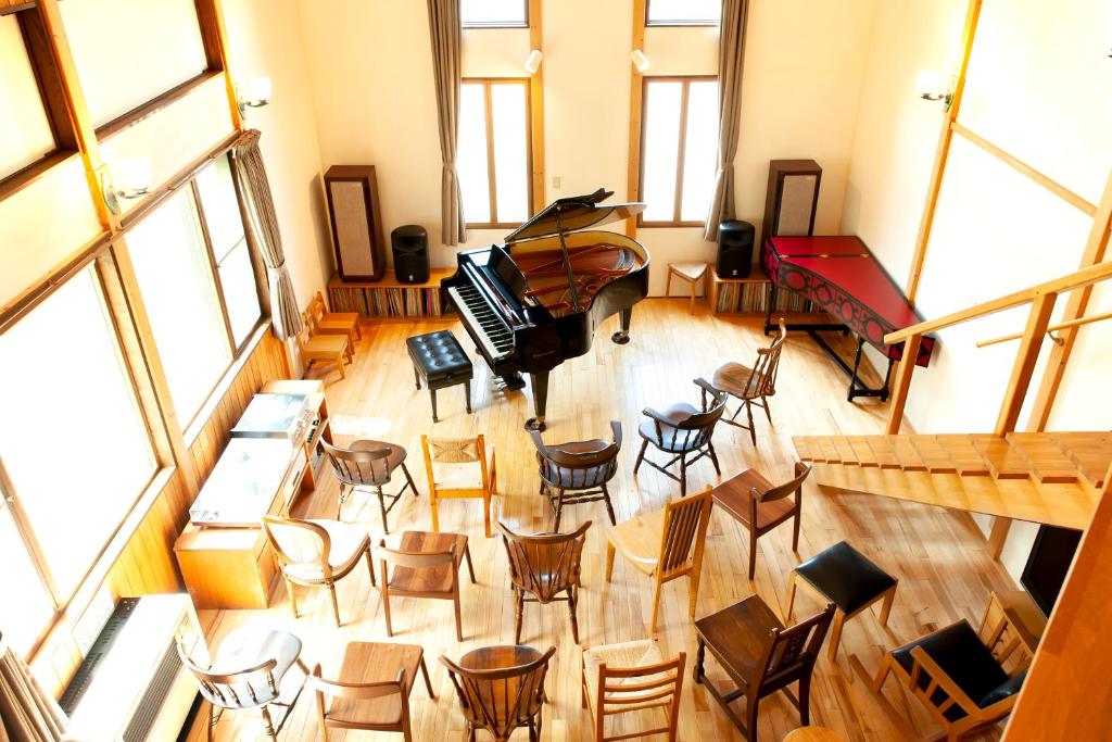 an overhead view of a room with a piano and chairs at Piano&Stay 小西健二音楽堂～奏でる・泊まる～ in Higashikawa