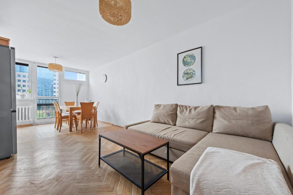 - un salon avec un canapé et une table dans l'établissement RentPlanet - Apartament Mirów, à Varsovie
