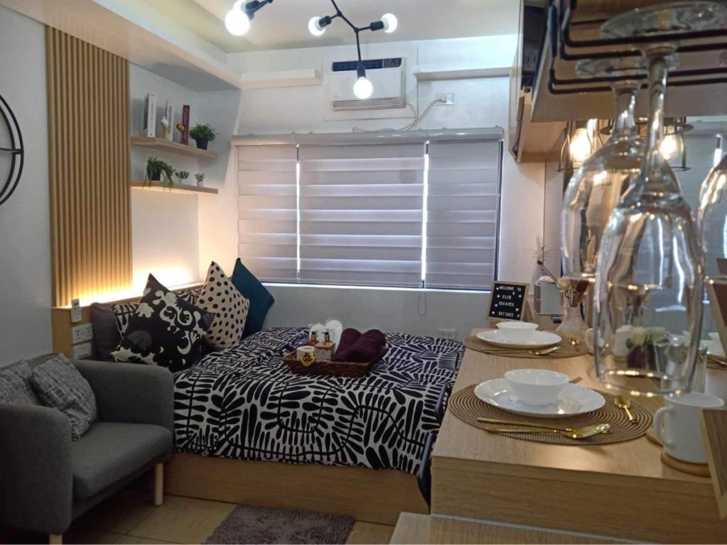 een woonkamer met een bed, een tafel en een bank bij ALABANG STUDIO unit w/ high speed Fiber WIFI in Manilla