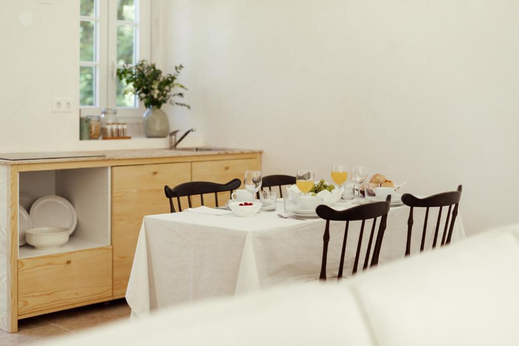 mesa de comedor con mantel y sillas blancas en Sintra Unique, en Sintra