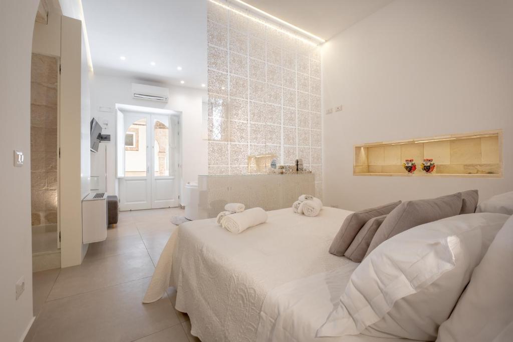 A bed or beds in a room at Casa Zummo Ortigia Luxury Apartment