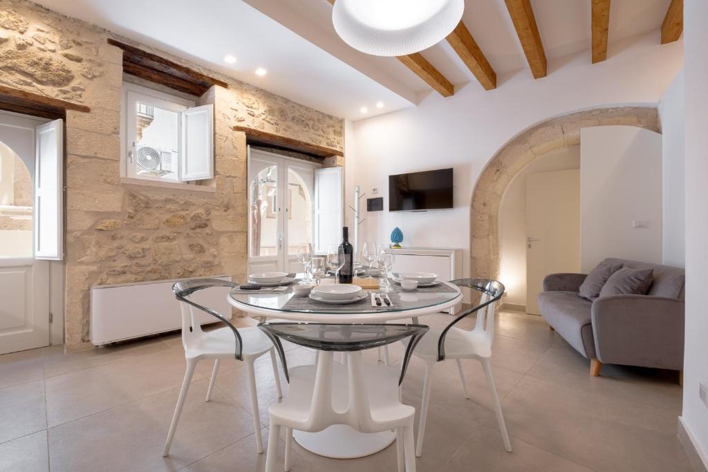 A television and/or entertainment centre at Casa Zummo Ortigia Luxury Apartment