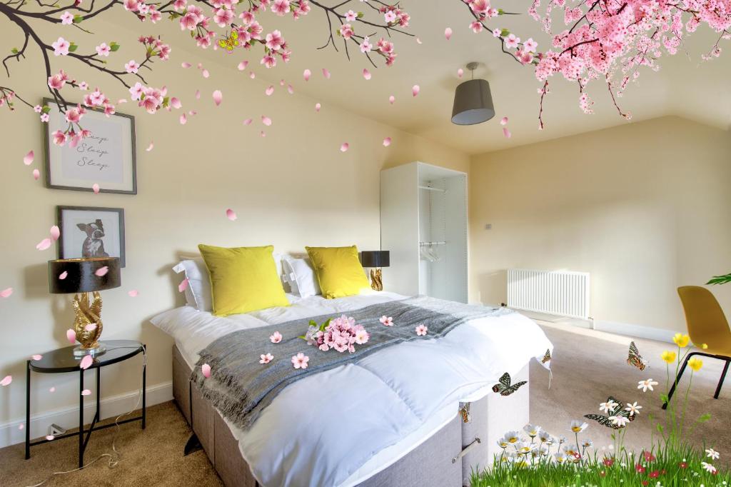 a bedroom with a bed with pink flowers on the wall at Oaktree Appartment Moffat in Moffat