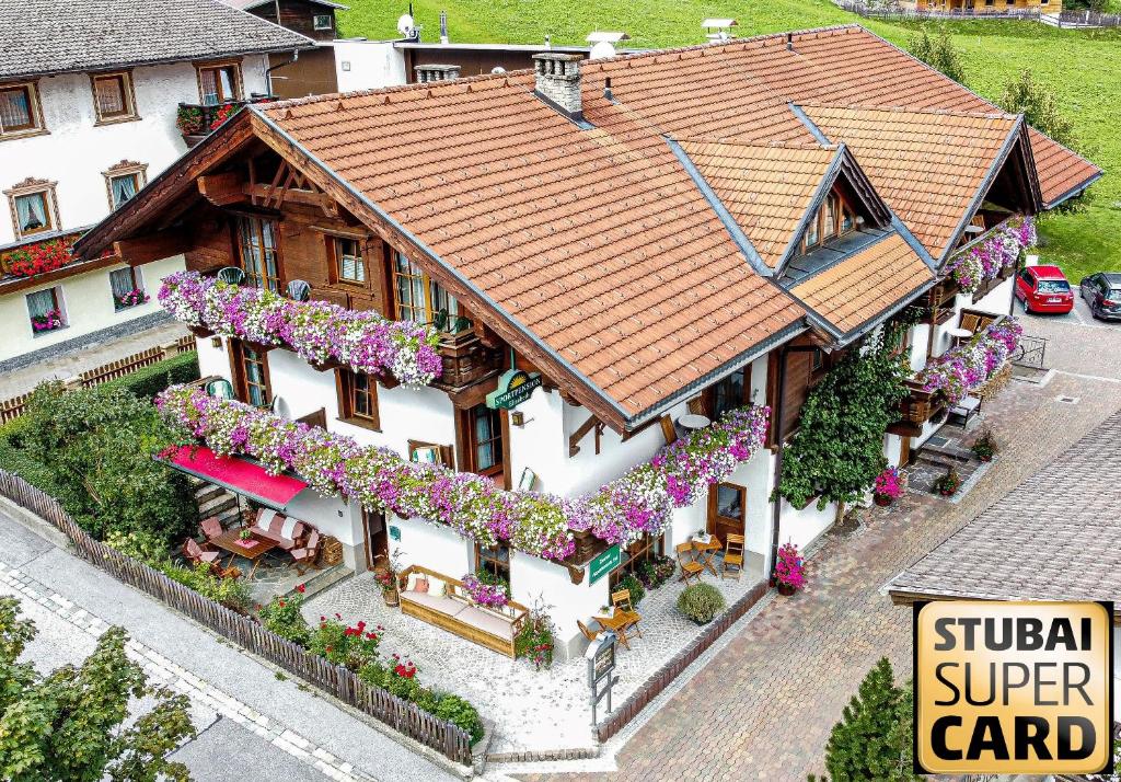 Ein Modell eines Hauses mit Blumen darauf in der Unterkunft Sportpension Elisabeth in Neustift im Stubaital