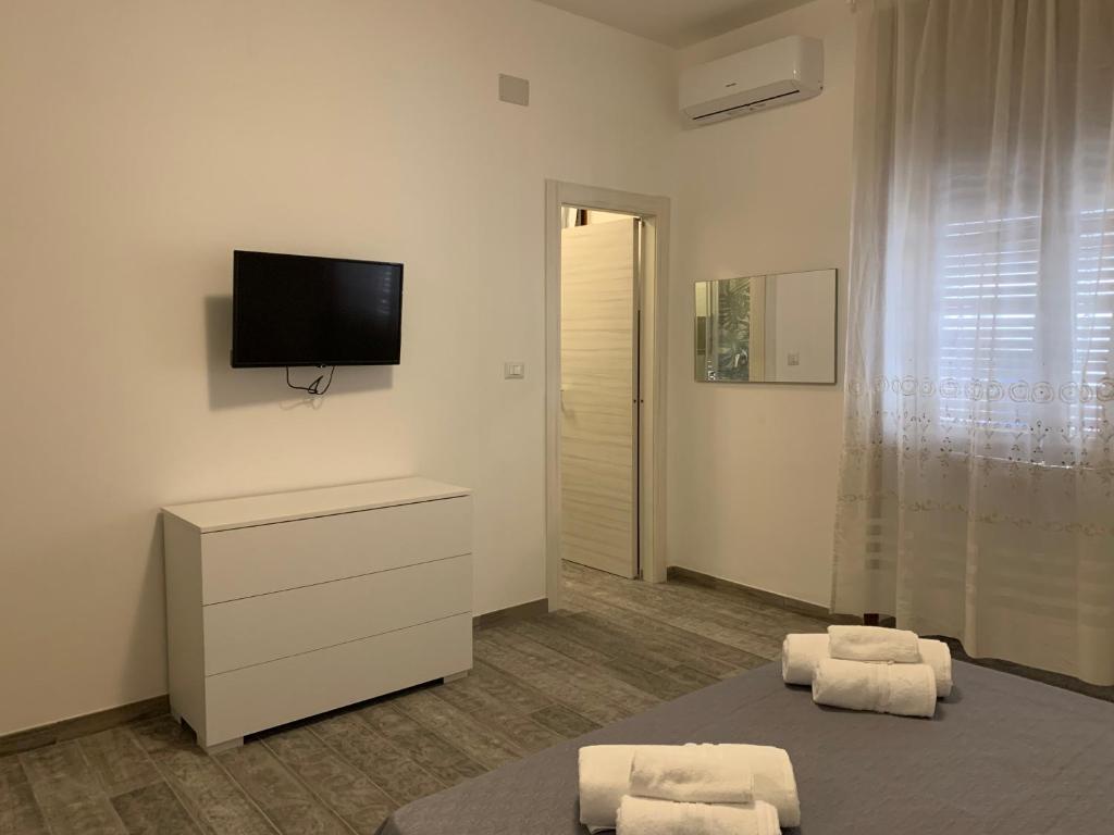 1 Schlafzimmer mit 2 Betten und einem TV an der Wand in der Unterkunft My home in Salerno