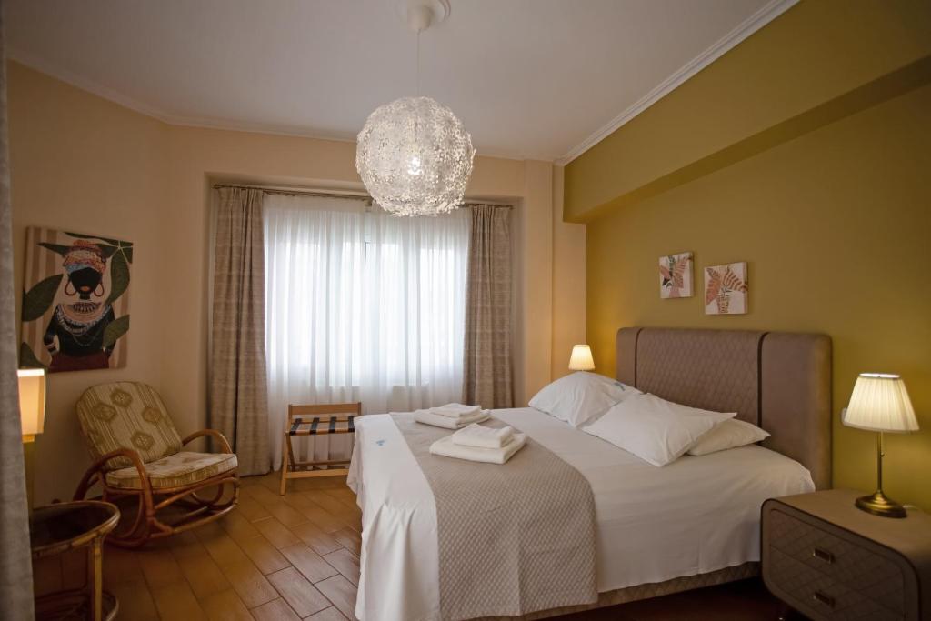 um quarto com uma cama e um lustre em Socrates by Heloni Apartments em Atenas
