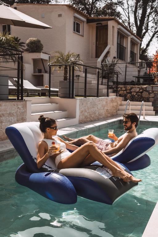Basen w obiekcie Piscine-Jacuzzi-Vidéoprojecteur-Clim La Perle Rare lub w pobliżu