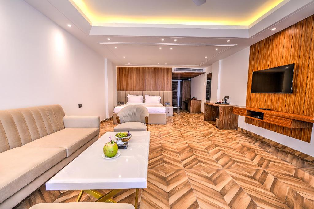 TV a/nebo společenská místnost v ubytování Sea Princess Port Blair