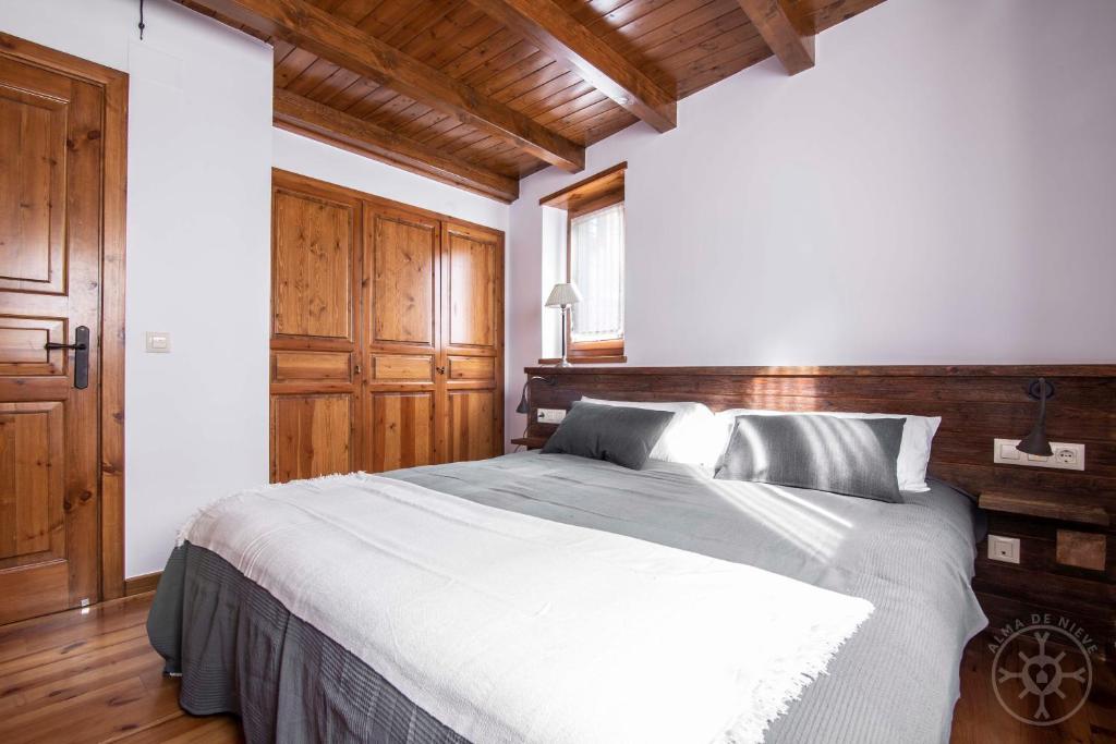 Postel nebo postele na pokoji v ubytování CASA REINA de Alma de Nieve