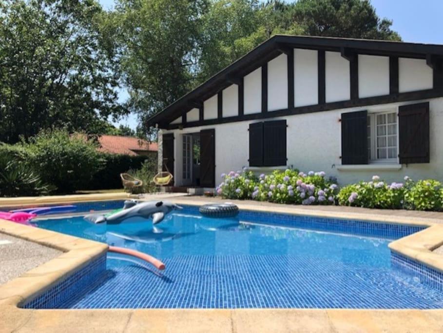 une piscine devant une maison dans l'établissement Villa landaise avec piscine, à Vielle-Saint-Girons