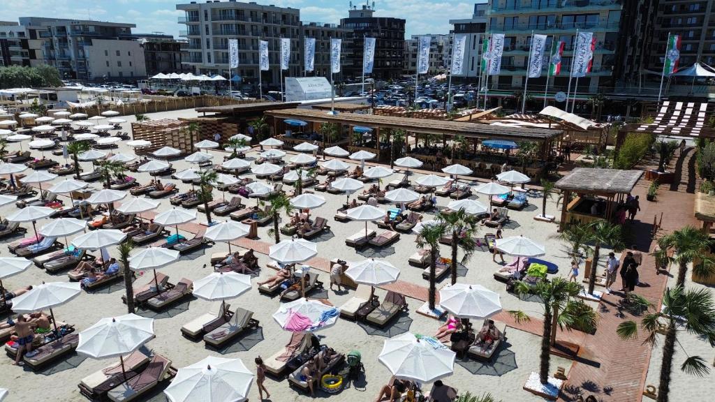 an overhead view of a beach with chairs and umbrellas at Hotel Building Stefan Resort I in Mamaia Sat&#47;Năvodari