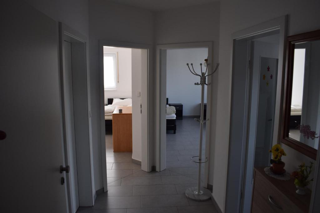 un couloir avec une chambre avec un lit et une chambre avec une réponse dans l'établissement Apartment in 48599 Gronau Monteurzimmer 2, à Gronau