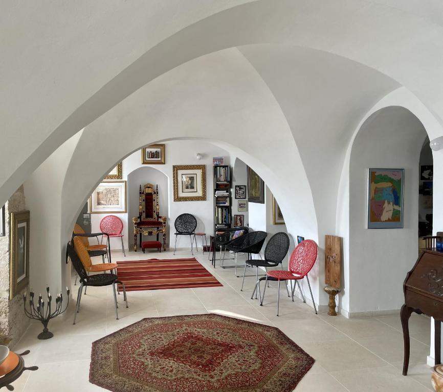 una sala de estar con un arco con sillas y una alfombra en Historic Apt in Jaffa Port on the Mediterranean, en Tel Aviv