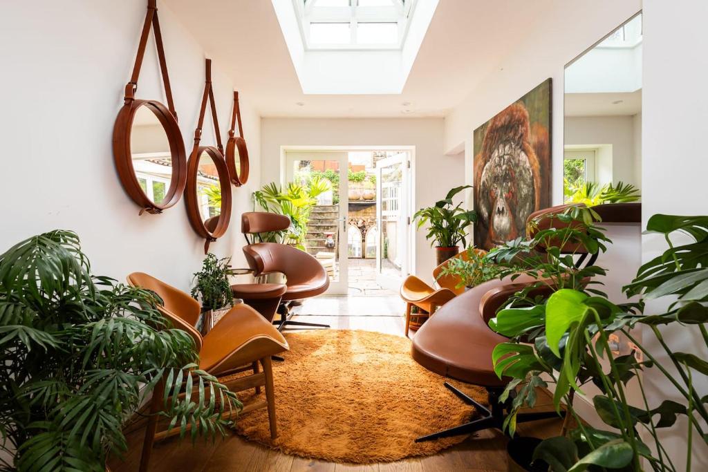 El lobby o recepción de Tranquil 2-Bedroom Retreat with Garden
