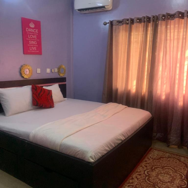 Postel nebo postele na pokoji v ubytování Health Plaza Abuja