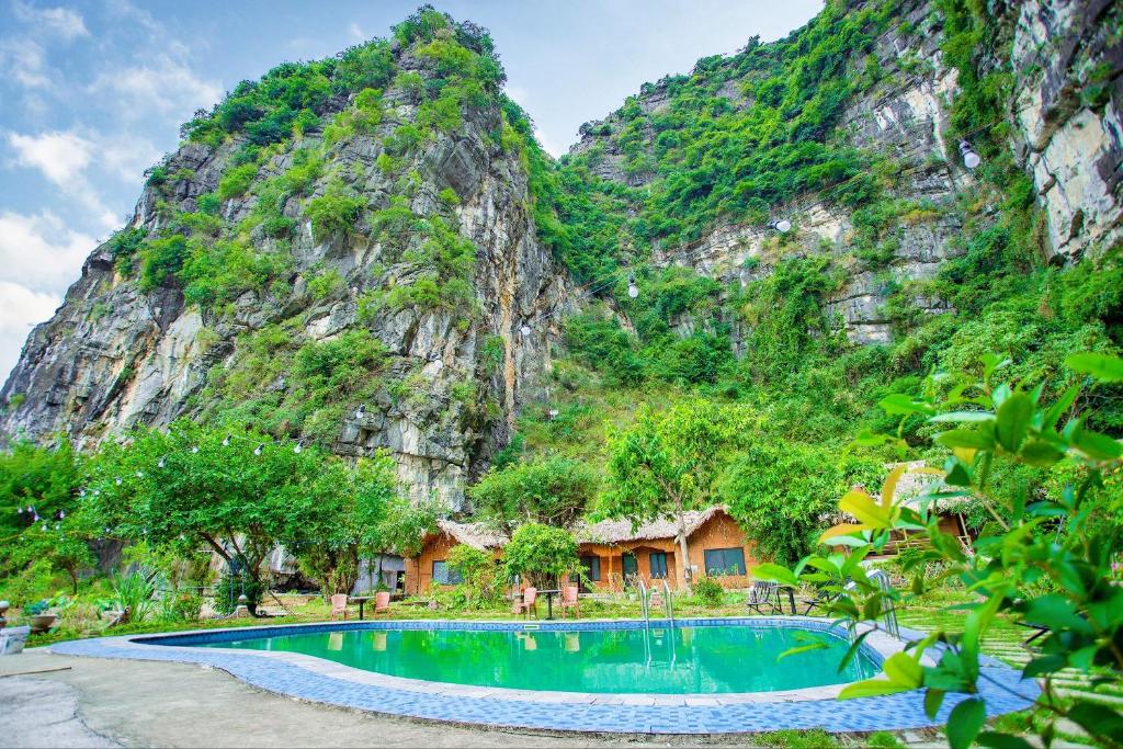 einen Pool vor einem Berg in der Unterkunft Trang An Passion Homestay in Ninh Bình
