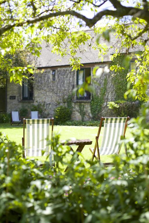 Um jardim no exterior de The Bay Tree Hotel