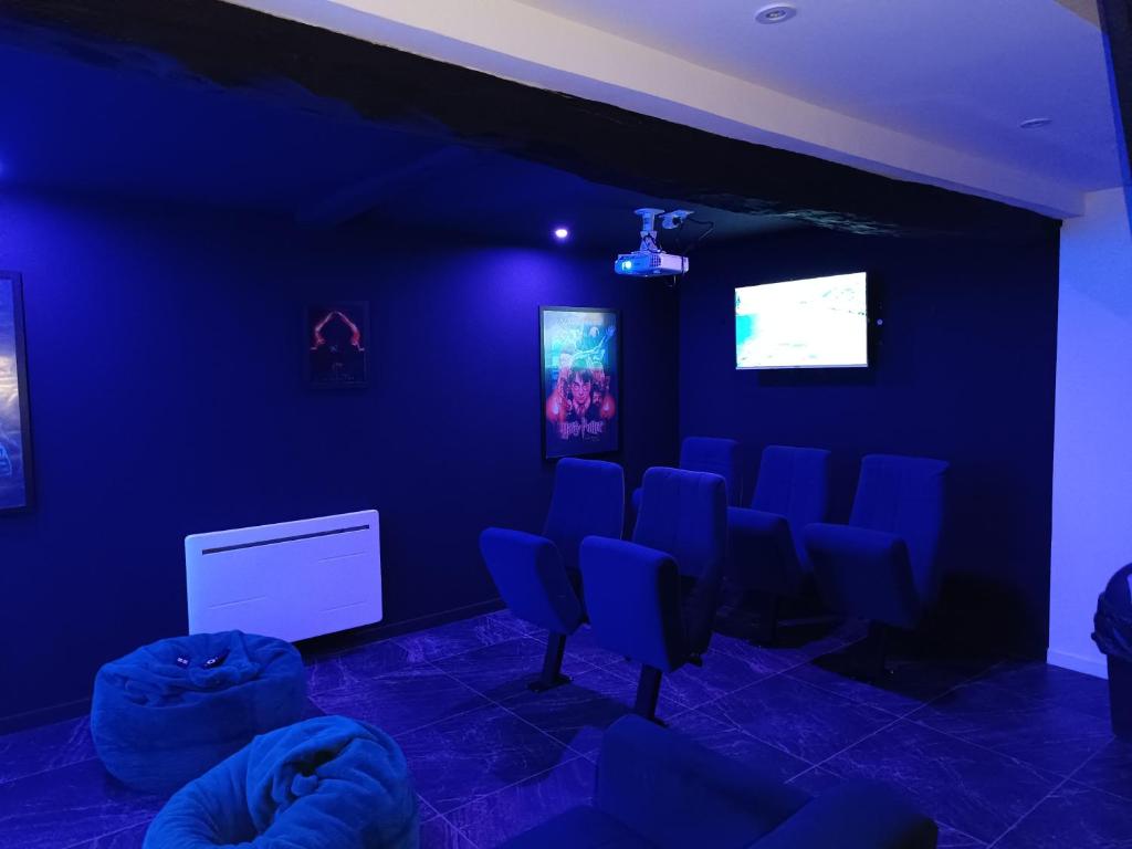 a room with blue walls and blue chairs at L'immortel spa 2 in Cauchy-à-la-Tour