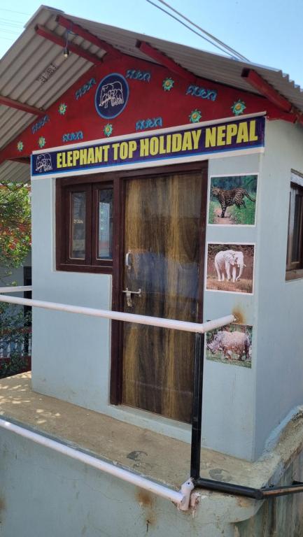un edificio con un cartello di auguri di Elephant Top Holiday Nepal, Homestay, Tansen a Tānsing