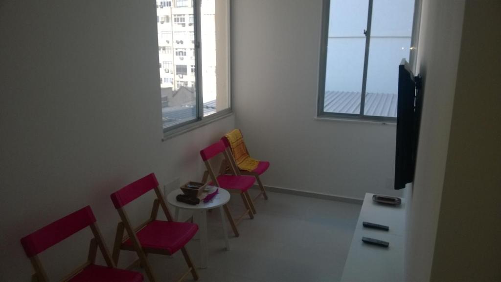 Habitación con sillas, mesa y ventana en Guest House Marly, en Río de Janeiro
