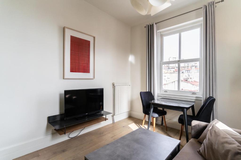 A television and/or entertainment centre at Be Mate Casa Di Bava