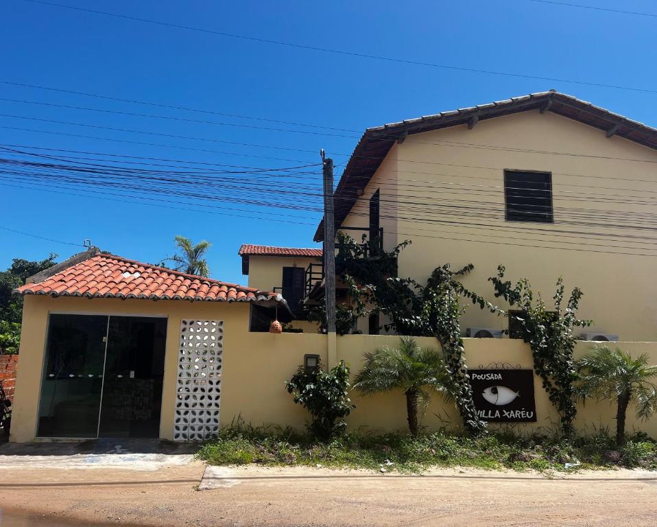 een huis met een hek ervoor bij Pousada Villa Xaréu in Barra Grande