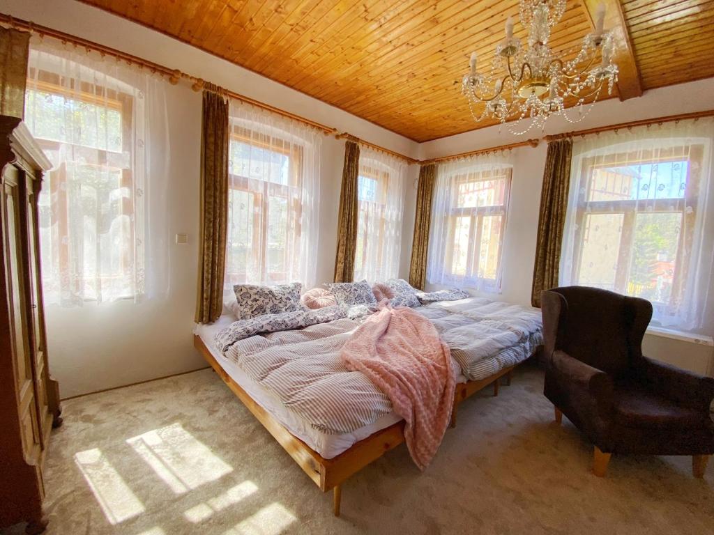 Postel nebo postele na pokoji v ubytování Sklářův dům - Josefův Důl