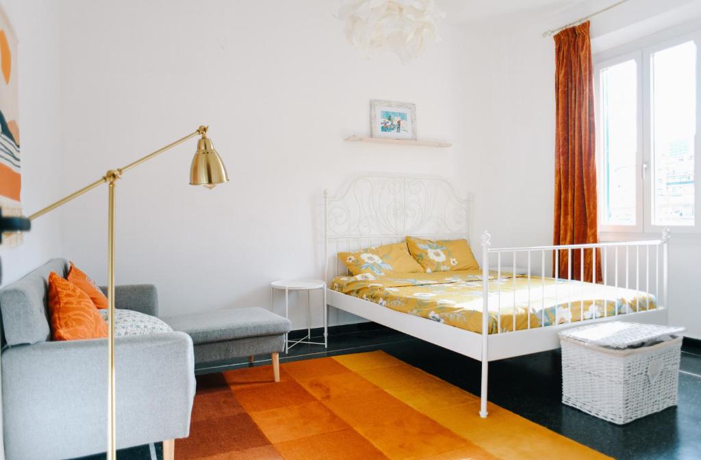 Un pat sau paturi într-o cameră la Stylish house in the heart of Genoa