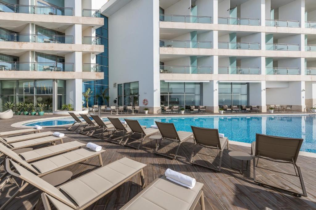 Het zwembad bij of vlak bij Sesimbra Oceanfront Hotel - Preferred Hotels and Resorts