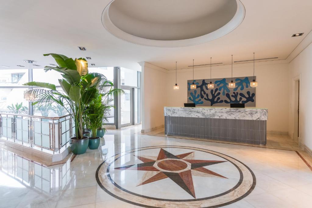 Een zitgedeelte bij Sesimbra Oceanfront Hotel - Preferred Hotels and Resorts