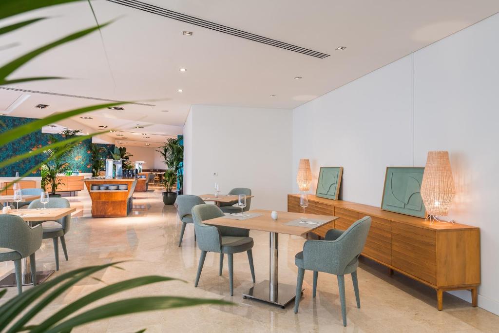 Een zitgedeelte bij Sesimbra Oceanfront Hotel - Preferred Hotels and Resorts