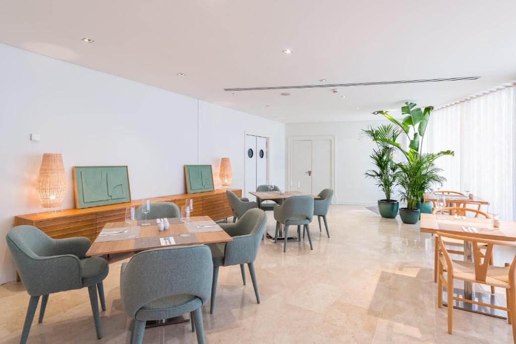 Een zitgedeelte bij Sesimbra Oceanfront Hotel - Preferred Hotels and Resorts