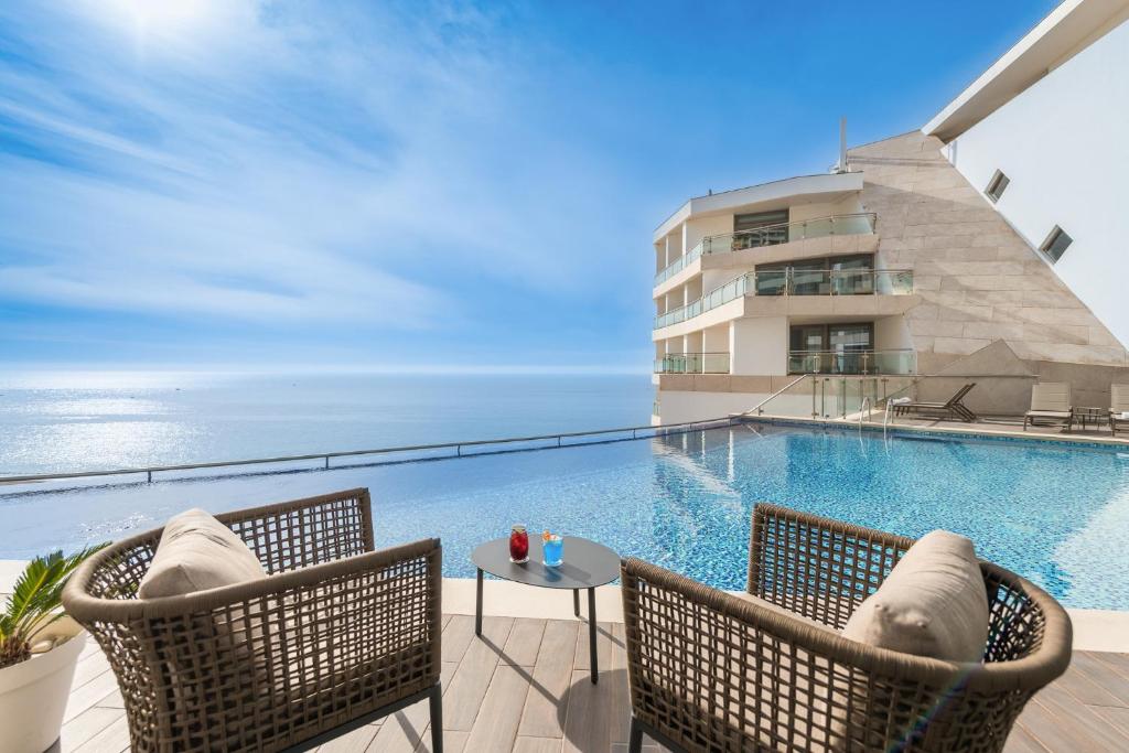 Het zwembad bij of vlak bij Sesimbra Oceanfront Hotel - Preferred Hotels and Resorts