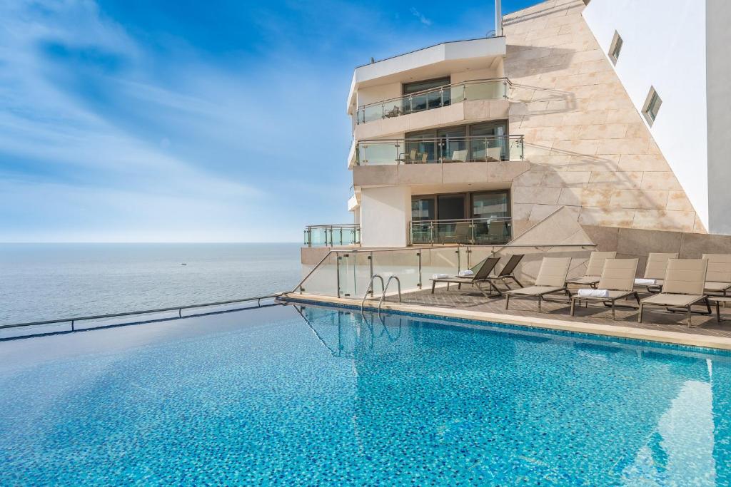 Het zwembad bij of vlak bij Sesimbra Oceanfront Hotel - Preferred Hotels and Resorts