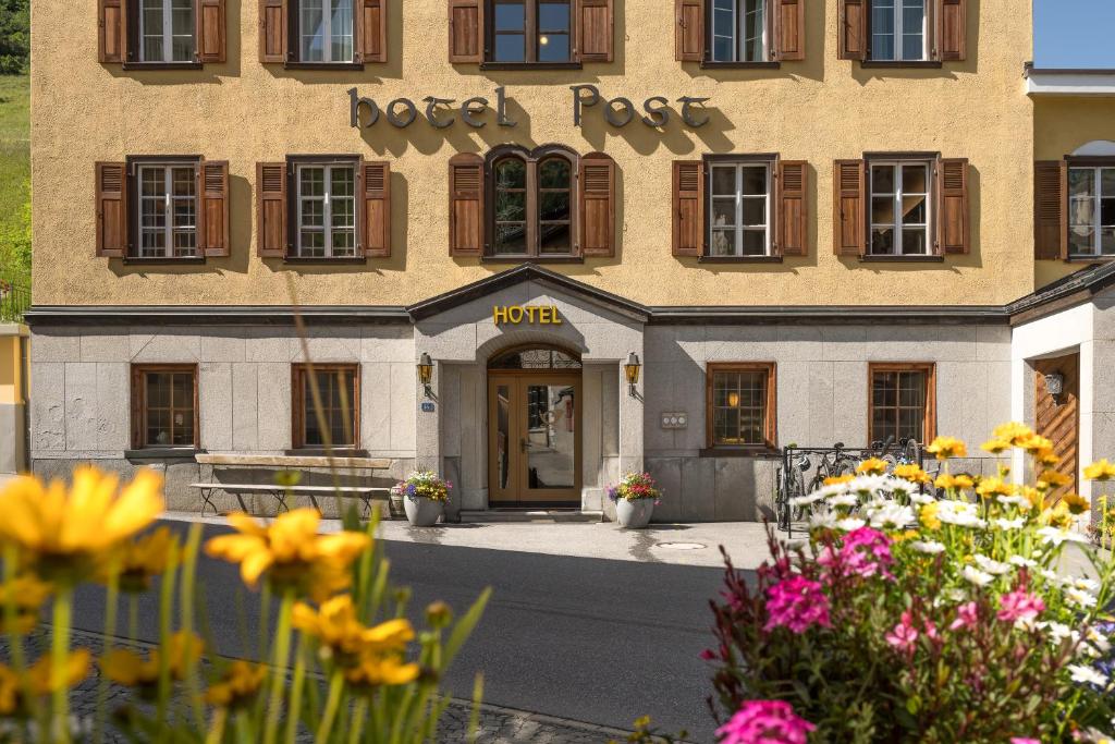 Un edificio con un mazzo di fiori davanti di Hotel Post a Bivio