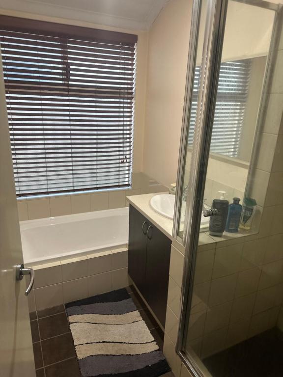 Bathroom sa Home away from Home in Northern Suburb of Perth
