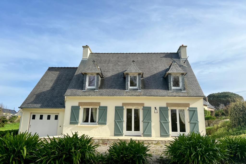 une grande maison blanche avec un toit gris dans l'établissement Maison familiale 10 p, à pied des plages de Port-Blanc, à Penvénan