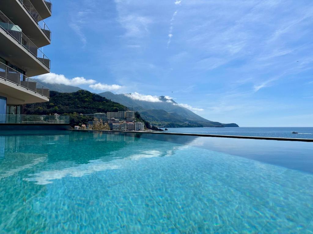 een zwembad met uitzicht op de oceaan bij Sea Star Budva in Budva