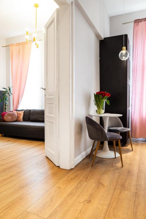 Posedenie v ubytovaní HOUSEHOST Apartment: Łazarza II street