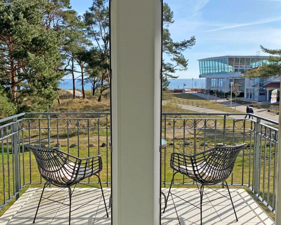 バーベにあるHaus Meeresblick FeWo Seasideの海の景色を望むバルコニー(椅子2脚付)